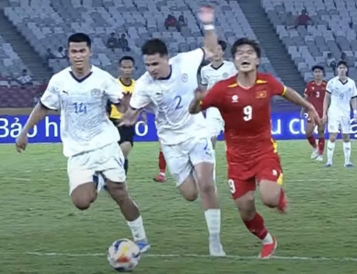 비엣에게 반칙을 한 사람은 필리핀의 2번 선수였지만 14번 선수는 레드 카드를 받았습니다. 사진: 비디오 캡처