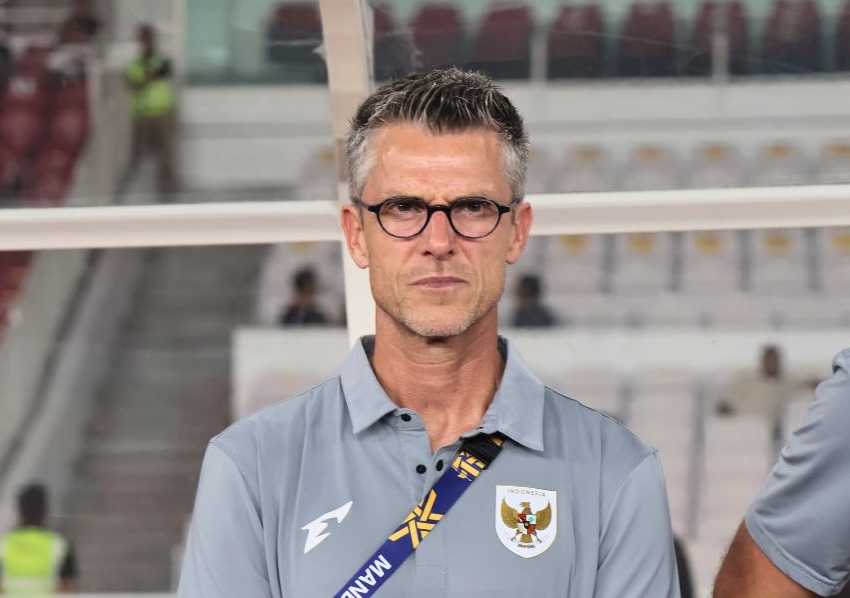 프랭크 반 켐페 코치가 제럴드 반 넨버그 U23 인도네시아 감독을 대신하여 기자 회견을 하고 있습니다. 사진: PSSI