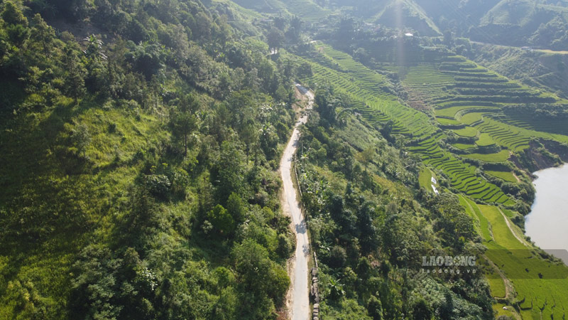Lao Cai省、Bai Ho村への道路は工事が滞っています。写真:Trong Loc