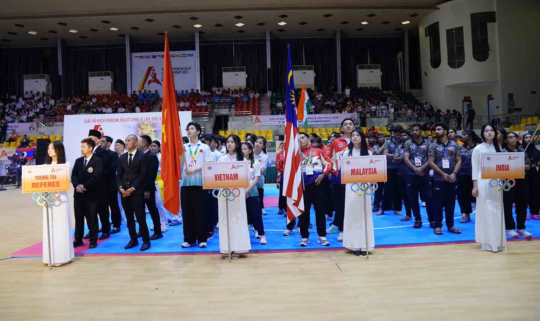 Cac doan van dong vien tham du giai dau. Anh: Cam Ky.