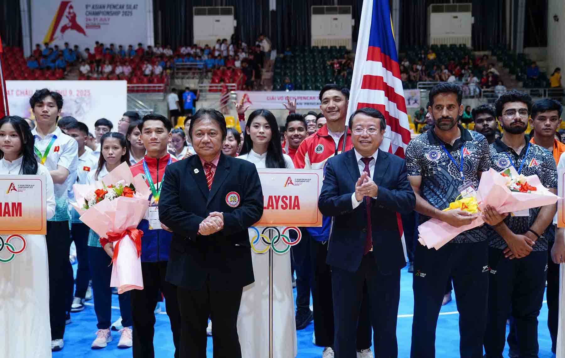 Tang hoa cho dai dien cac doan van dong vien. Anh: Cam Ky.