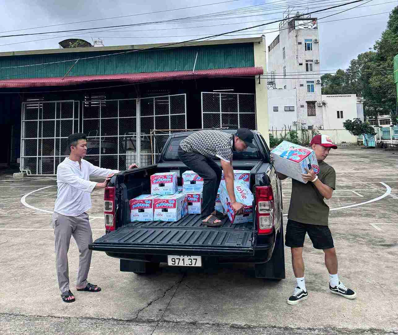 Nguoi dan dung xe ban tai van chuyen hang hoa den ung ho cho ba con vung bao lu. Anh: Bao Trung
