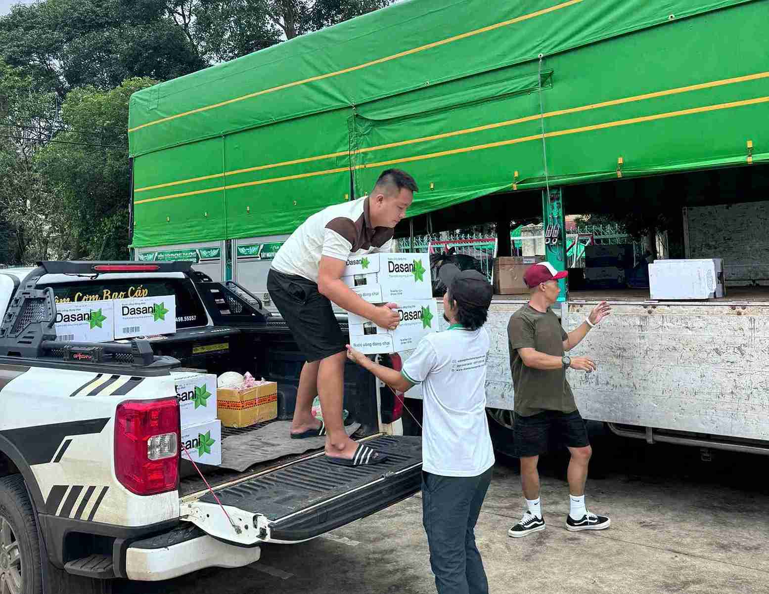 La gente de Dak Lak lleva necesidades al punto de reunion para apoyar a las personas inundadas en Nghe An. Foto: Bao Trung