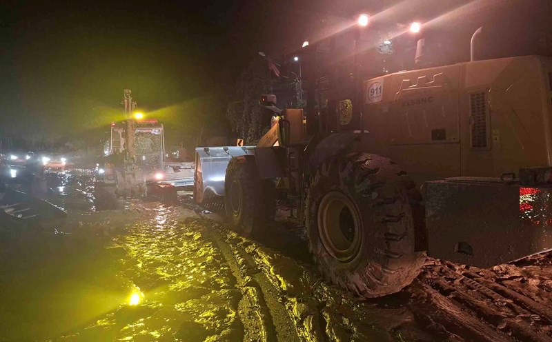After many days of efforts to level mud, the only National Highway 7 route to Nam Can border gate through many communes in the western part of Nghe An has reopened at 10:26 p.m. on July 25. Photo: Tran Tuan.