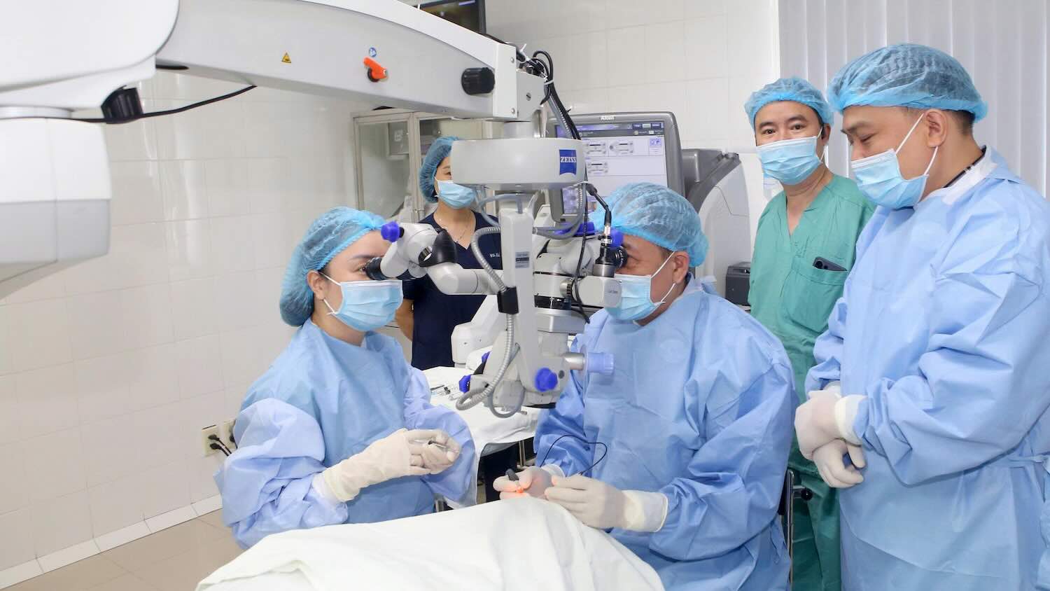 Hue Central Hospital has officially put into operation the CONSTELLation® Vision System - Alcon system, one of the world's leading advanced ophthalmic surgery equipment today. Photo: Lan Huong.