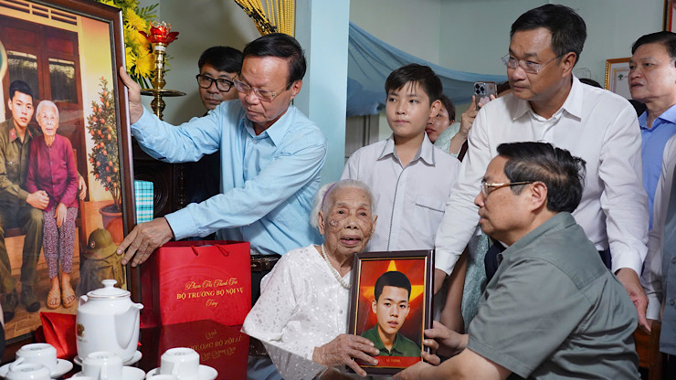 Prime Minister Pham Minh Chinh visited Vietnamese Heroic Mothers in Quang Tri. Photo: H. Nguyen