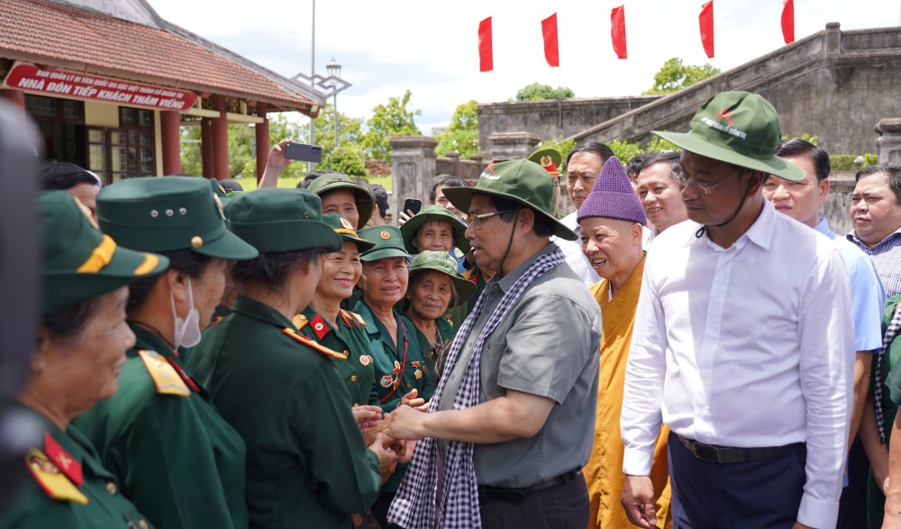 hu tuong Chinh phu Pham Minh Chinh cung doan cong tac Trung uong tham hoi cac cuu chien binh tai Quang Tri. Anh: H. Nguyen