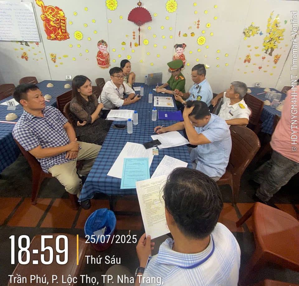 불시 검사단은 Nha Trang의 Thanh Suong 해산물 식당이 유명한 이름인 눈을 따라 고객을 속이는 징후를 보였다는 것을 기록했습니다. 사진: Huu Long