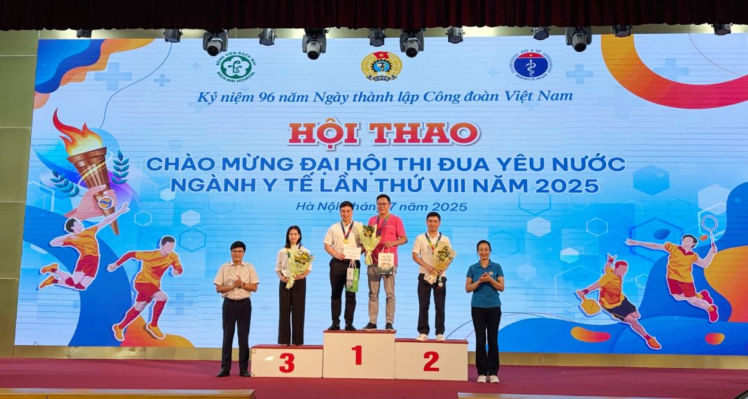 PGS.TS Pham Thanh Binh - Chu tich Cong doan Y te Viet Nam (ngoai cung ben phai) trao giai cho cac van dong vien tham du mon Pickball. Anh: Bao Han  