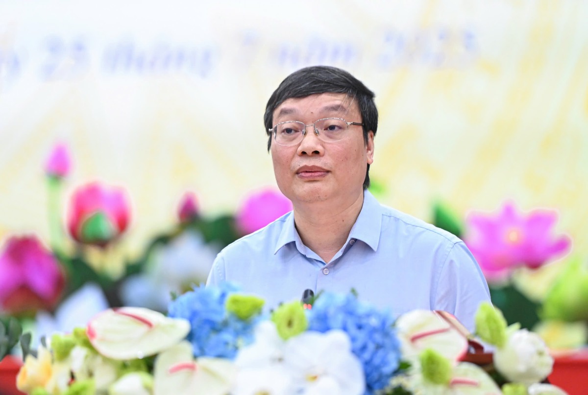 Deputy Minister Truong Hai Long outlined the task of perfecting the organization and personnel, urgently adding the position of secretary and chairman of the People's Committee at the commune level. Photo: Huong Nha