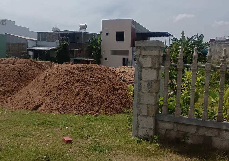 Hơn 4 năm qua, nhiều hộ dân tại Đà Nẵng phải sống chung với ô nhiễm do việc tập kết đất bên đường tràn lan. Ảnh: Người dân cung cấp