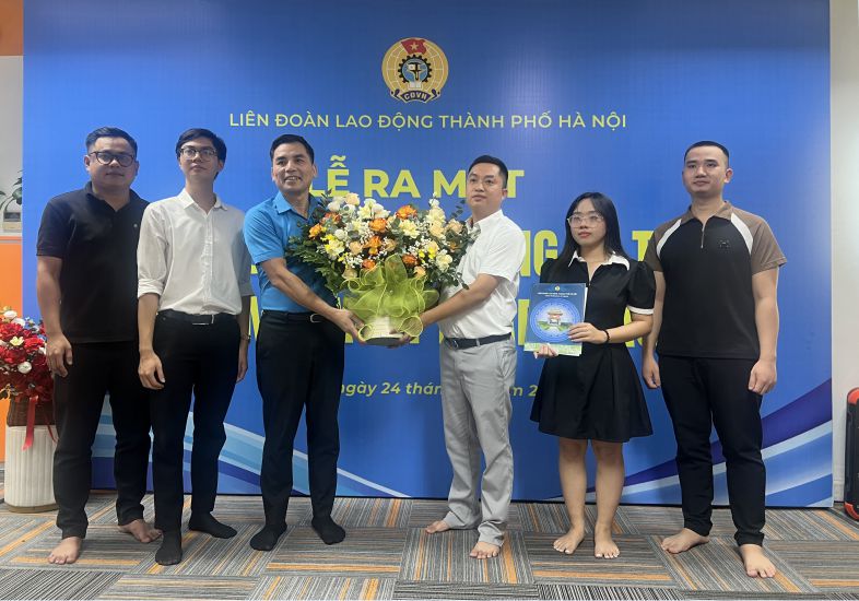 Le Dinh Hung氏 -  VGCLの執行委員会のメンバー、ハノイ労働連盟を担当する常任副議長（左から3番目）は、Fani Intart Export Trading Co.、Ltd。Photo：Kieu Vuのコミュニティ執行委員会の暫定執行委員会を祝福します。