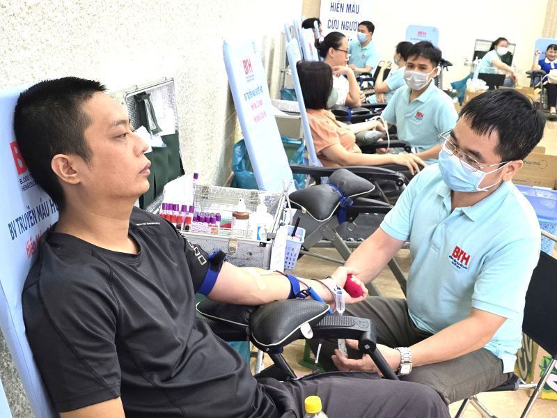 Union members and workers in Ho Chi Minh City participate in voluntary blood donation. Photo: Nam Duong