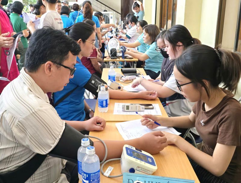 Doan vien, nguoi lao dong duoc kiem tra suc khoe truoc khi tham gia hien mau tinh nguyen. Anh: Nam Duong