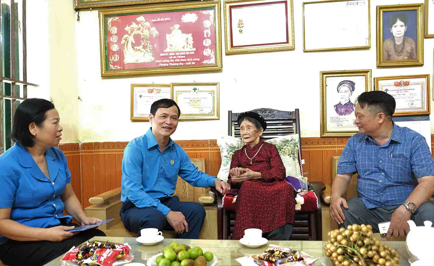 뚜옌꽝성 노동총연맹 지도자들이 지역 내 베트남 영웅 어머니에게 안부를 묻고 선물을 증정하고 있습니다. 사진: 비엣박.