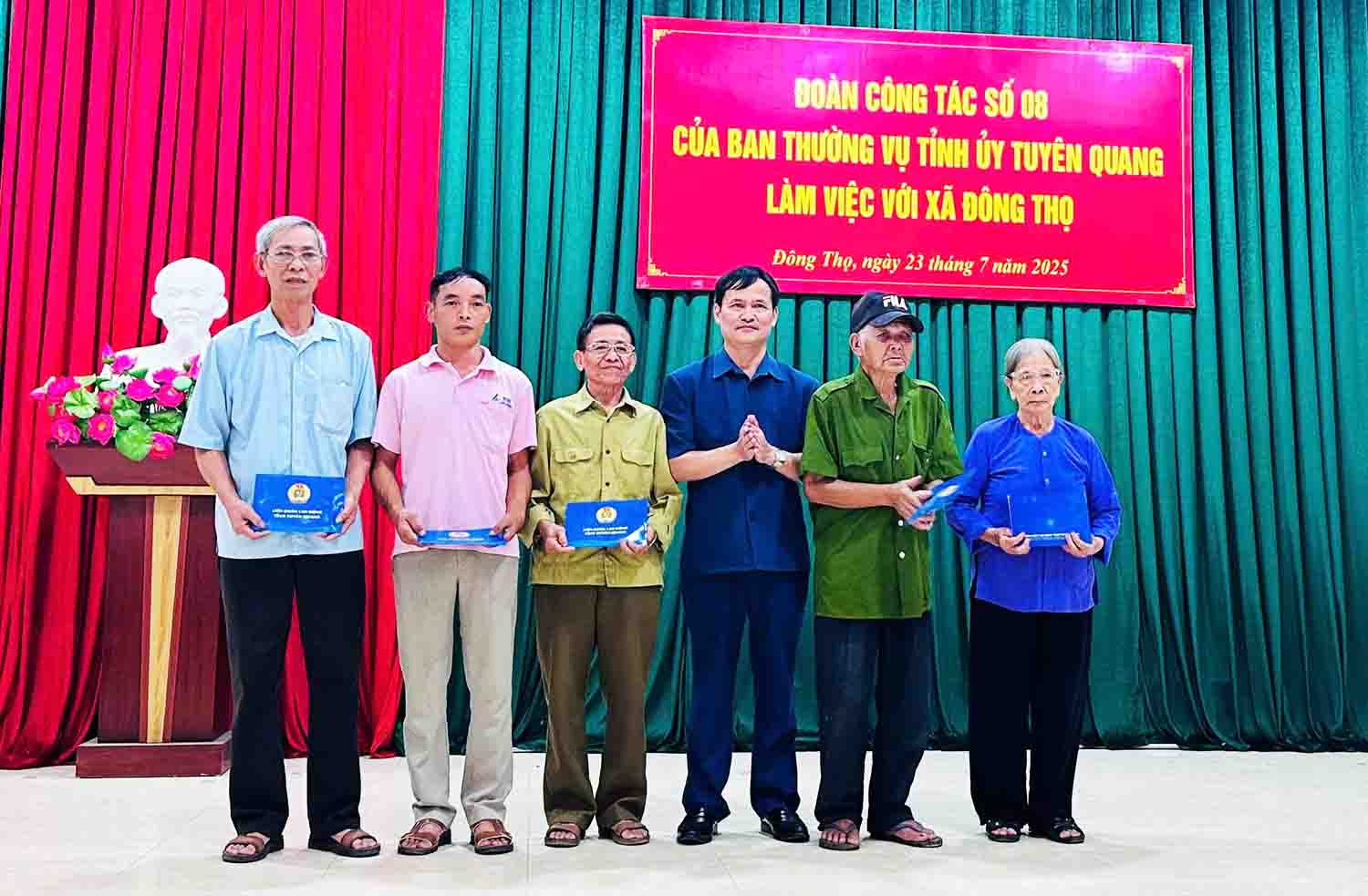 Lanh dao LDLD tinh Tuyen Quang tang qua gia dinh chinh sach, Thuong binh tren dia ban. Anh: Viet Bac.