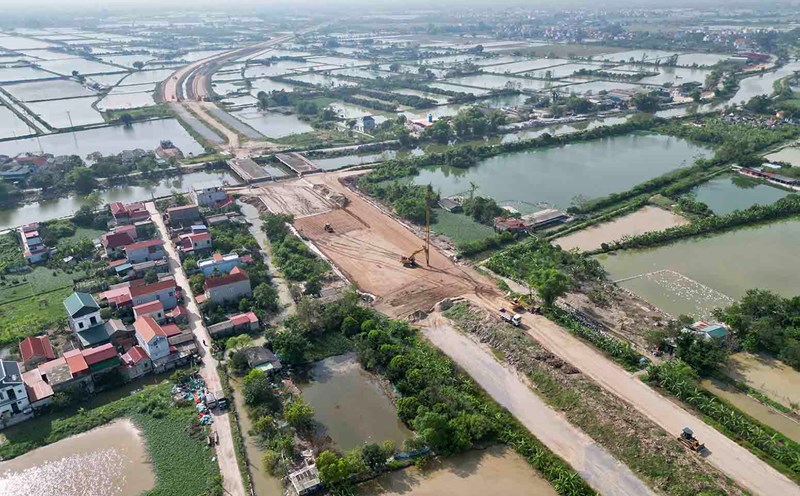 The Southern Axis Road Project of Hanoi is under construction. Photo: Huu Chanh