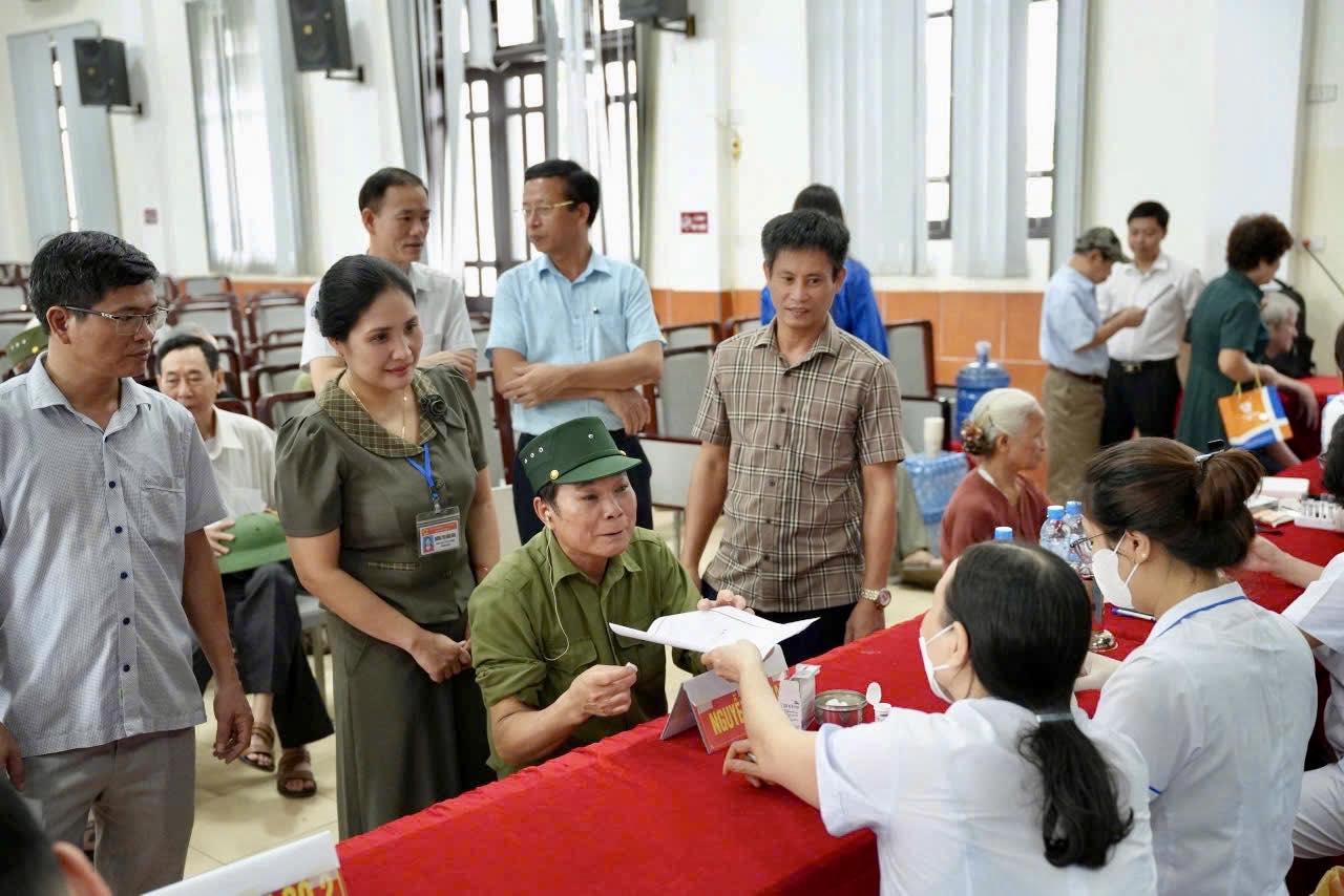 Phuong Le Thanh Nghi phoi hop Trung tam Y te Hai Duong kham benh, tu van suc khoe va tang qua cho nguoi co cong. Anh: Phuong Le Thanh Nghi
