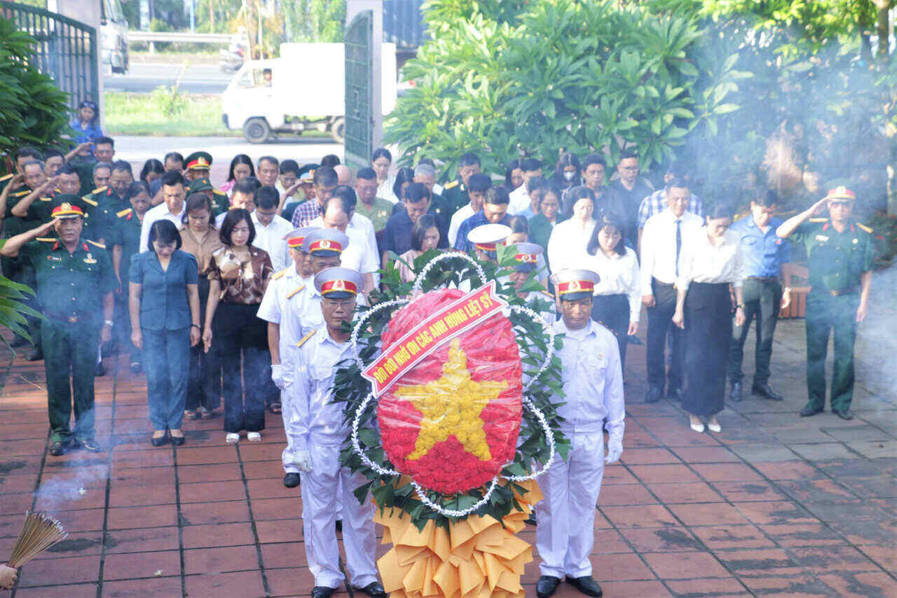 Respetuosamente agradecido a quienes se sacrificaron por la Patria. Foto: Quoc Tung