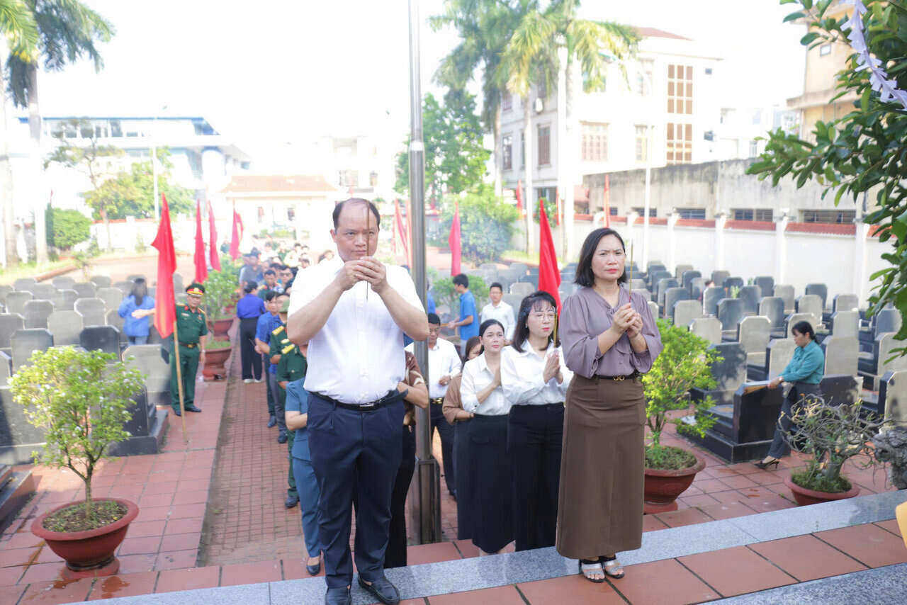 , UBND phuong Hai Duong to chuc Le vieng Nghia trang Liet si va Dai tuong niem