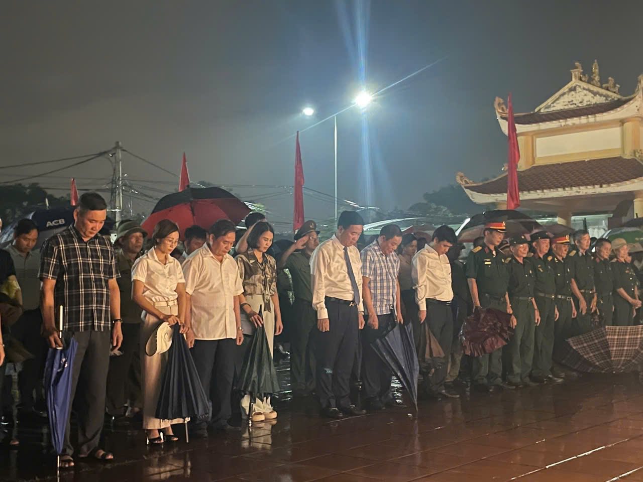 Phuong Thach Khoi dang huong, thap nen tri an tai ba nghia trang liet si. Anh: Phuong Thach Khoi