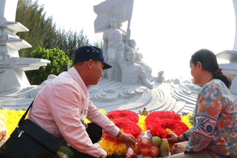 Veteran Le Minh Thoa (in white shirt) rides a motorbike from Quy Nhon twice a year to the Gac Ma Soldier Memorial Site (Khanh Hoa) to burn incense in memory of his comrades. Photo: Phuong Linh