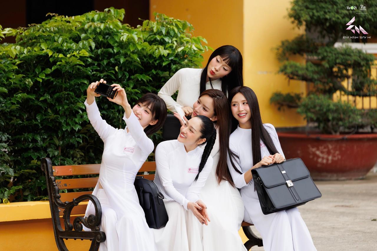 Cac em xinh dong vai hoc sinh. Anh: VieON.