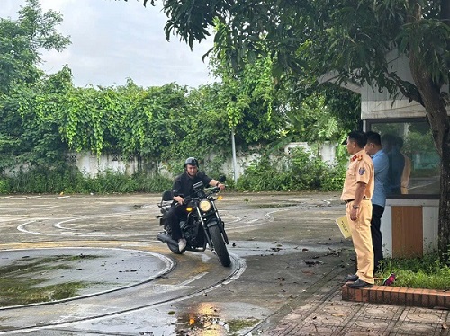 La policia esta recolectando opiniones para promulgar el estandar de Centro de pruebas de conduccion. Foto: Policia de Bac Ninh