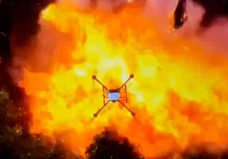 태국 무인 항공기가 7월 25일 캄보디아 프레아 비히어 보라 지방 근처의 푸마쿠에아 언덕에 있는 캄보디아 군사 무기 창고를 공격했습니다. 사진: 타이 아미