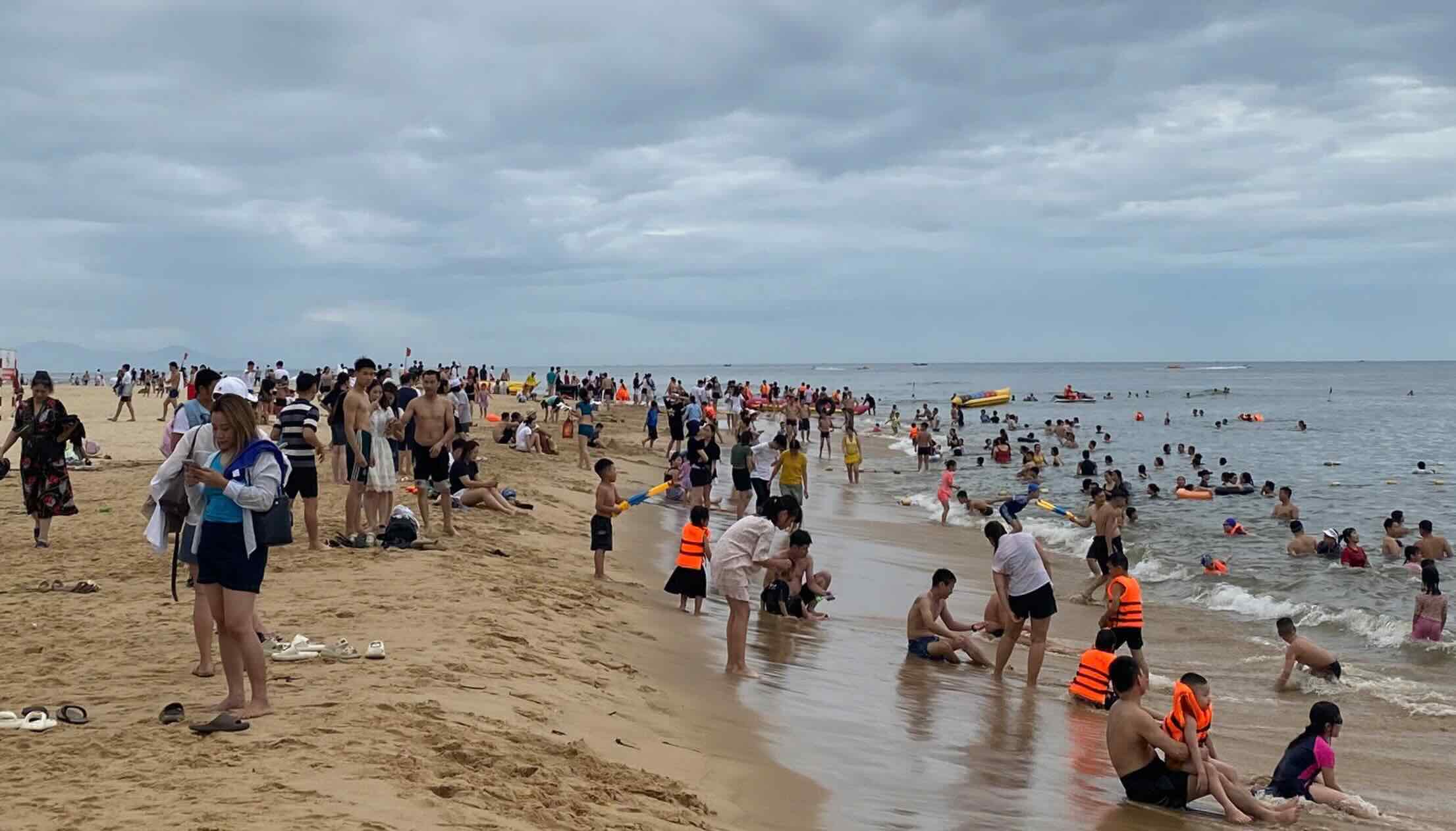 Busy tourists coming to Nhat Le beach in Quang Tri. Photo: Ngo Hien