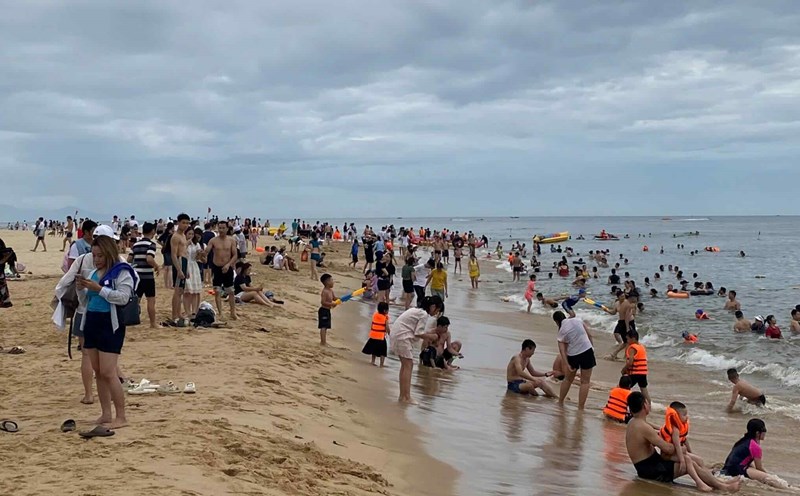 Busy tourists coming to Nhat Le beach in Quang Tri. Photo: Ngo Hien