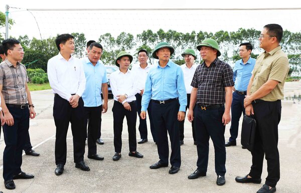 Le vice-president du Comite populaire provincial de Bac Ninh Dao Quang Khai (3e a droite) inspecte la zone prevue pour la ceremonie de lancement du projet d'aeroport de Gia Binh. Photo : Huu Thang