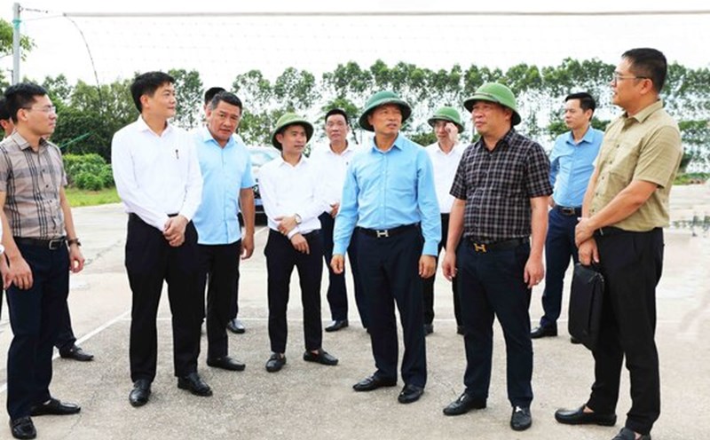 Vice Chairman of the People's Committee of Bac Ninh province Dao Quang Khai (3rd from right) inspected the area where the groundbreaking ceremony for the Gia Binh Airport Project was expected to be held. Photo: Huu Thang