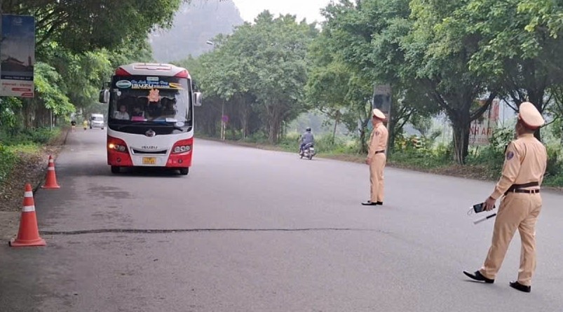La police de la circulation de la province de Ninh Binh a etabli un poste de controle sur la route Trang An le matin du 26 juillet. Photo : Dieu Anh