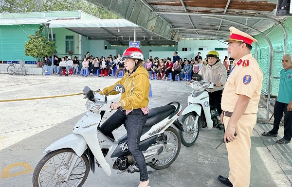 Prueba de conduccion de moto. Foto: Tay Ninh Police