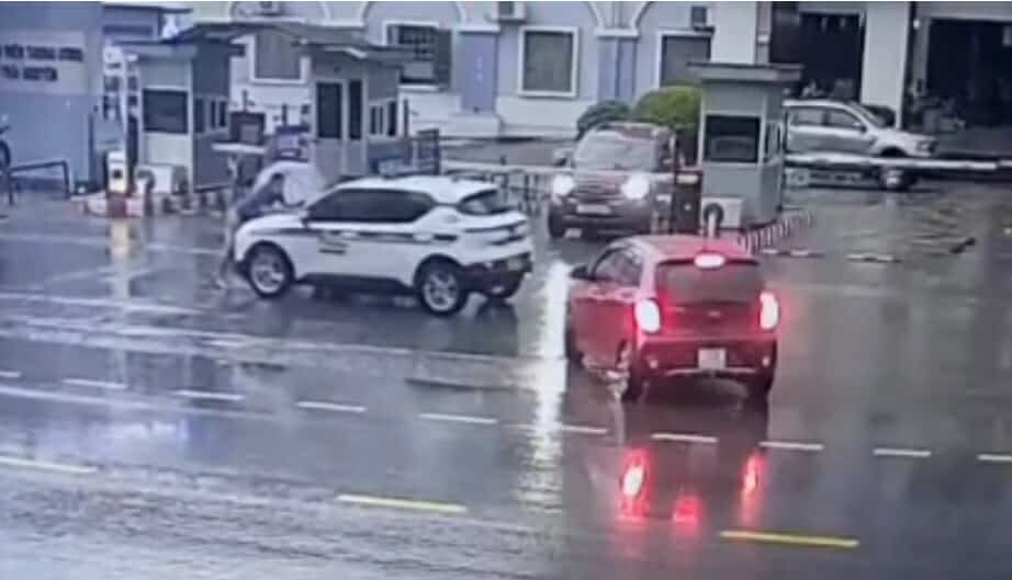 Le conducteur a arrache l'homme au capot a provoque un accident en chaîne puis s'est enfui. Photo : Dang Vu