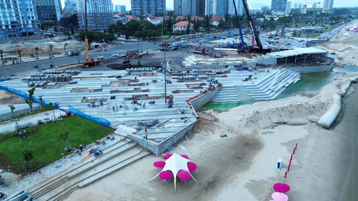 Thuy Van Square con el punto culminante de la Torre Tam Thang (Vung Tau Ward, Ho Chi Minh City) se esta construyendo con urgencia. Foto: Hoang Nhan