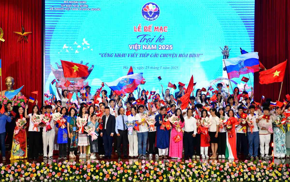 2025년 베트남 여름 캠프 폐막식에 참석한 해외 동포 대표. 사진: 해외 베트남인 국가위원회