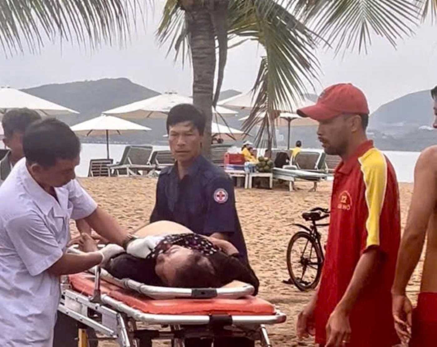Nan nhan bi duoi nuoc khi dang tam bien o Nha Trang duoc chuyen di cap cuu. Anh: Nha Trang