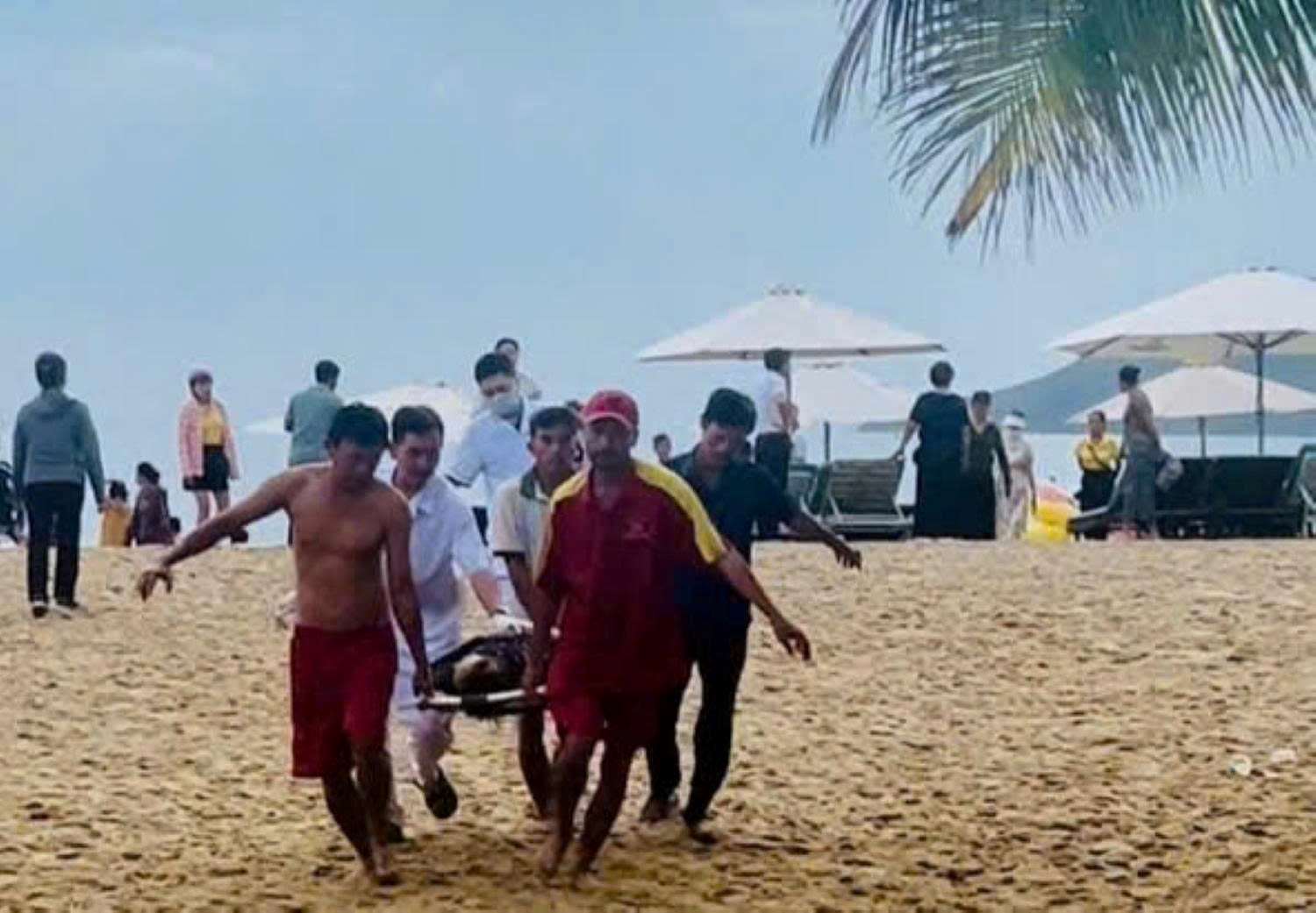 Rescue forces in Nha Trang successfully rescued a drowning woman. Photo: Nha Trang