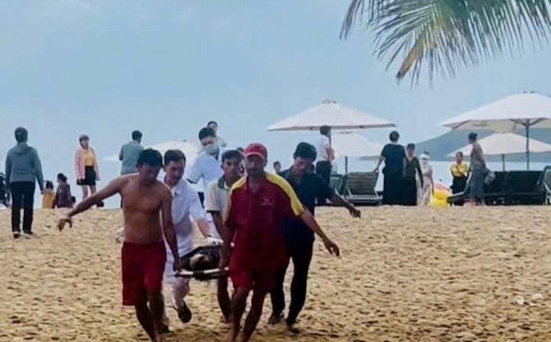 Rescue forces in Nha Trang successfully rescued a drowning woman. Photo: Nha Trang