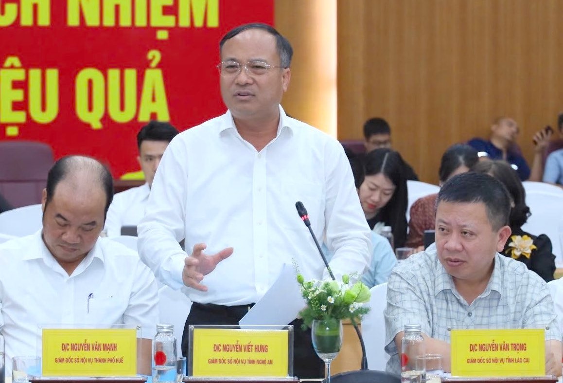 Giam doc So Noi vu Nghe An Nguyen Viet Hung chia se tai hoi nghi. Anh: Huong Nha 