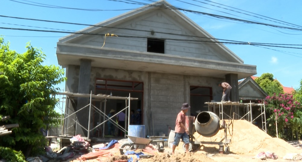 영웅적인 불길 속에서 따뜻한 집들.