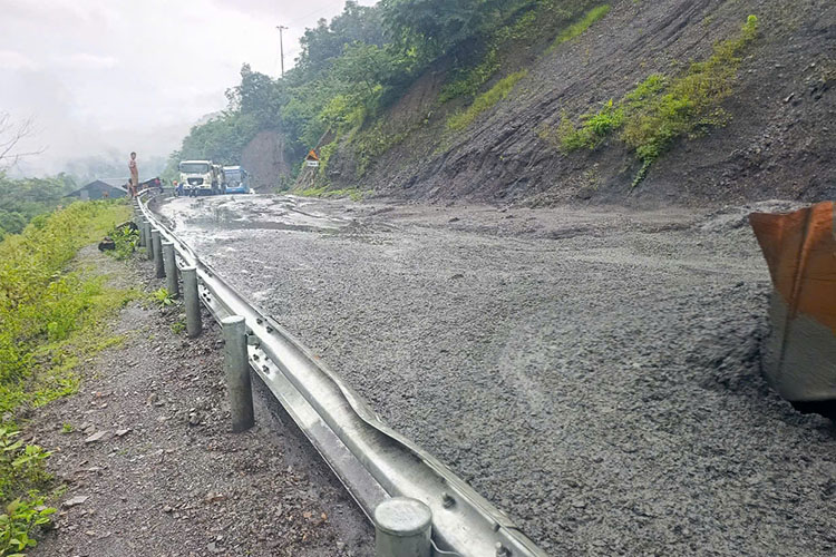 Clain de terrain a KM119 + 500 Highway 12 (Muong Tung Commune, province de Dien bien). Photo: Road Joint Stock Company 226