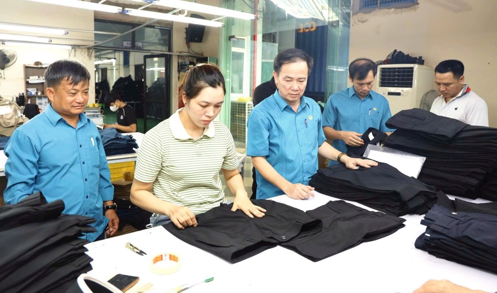 노동자들을 만나 위로하고 노동조합 가입을 독려합니다. 사진: 하띤 노동조합