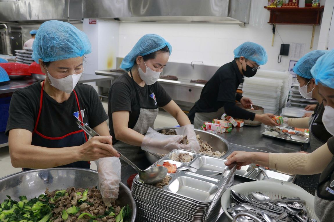 Nhan vien nha bep chuan bi cho Bua com Cong doan. Anh: Truong Son