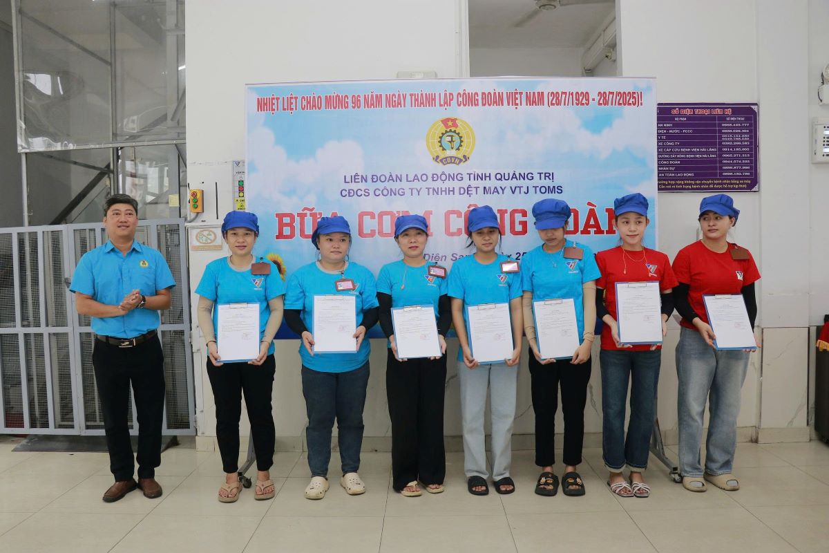 Ong Le Nhat Tien - Chu tich Cong doan Cong ty TNHH Det May VJT Toms trao quyet dinh ket nap doan vien cong doan cho nguoi lao dong. Anh: Truong Son