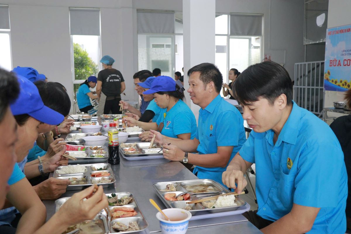 Lanh dao LDLD tinh Quang Tri tham gia Bua com Cong doan cung cong nhan. Anh: Truong Son