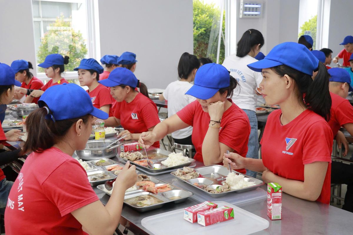 VJT Toms繊維・アパレル有限会社の労働者が労働組合の食事会に参加。写真:Truong Son