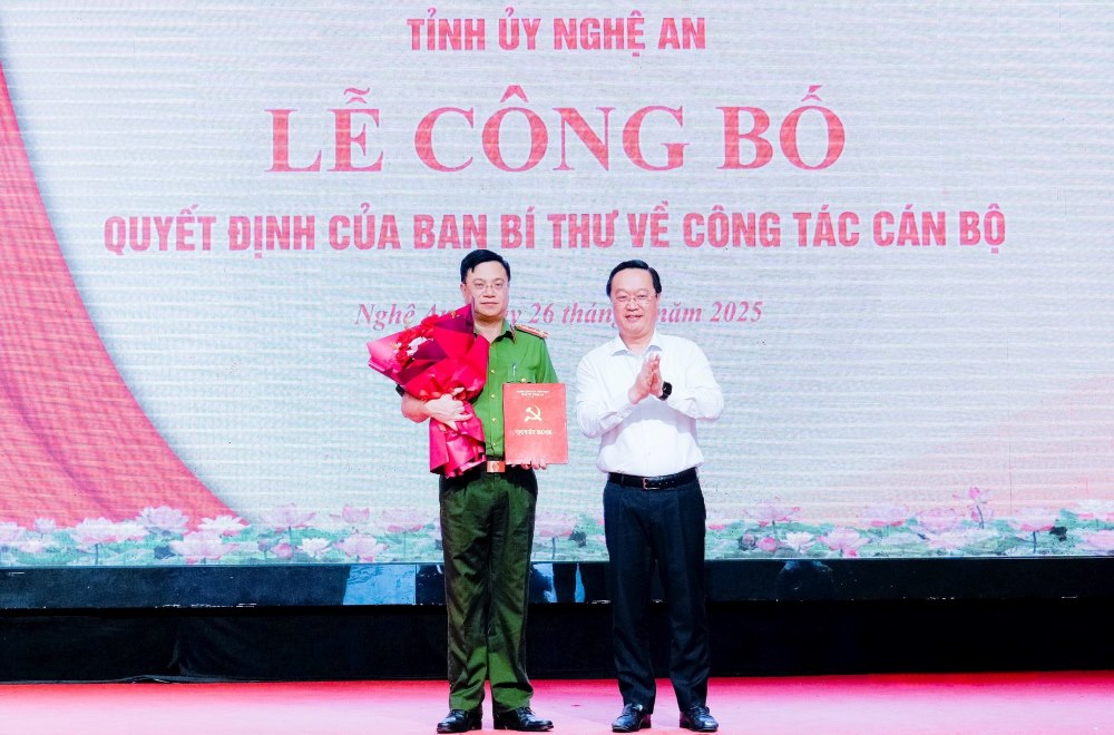 Mr. Nguyen Duc Trung - Secretary of Nghe An Provincial Party Committee presented the decision of the Central Party Secretariat, appointing Colonel Dinh Viet Dung - Director of Nghe An Provincial Police to join the Executive Committee, Standing Committee of Nghe An Provincial Party Committee for the 2020-2025 term. Photo: Pham Bang